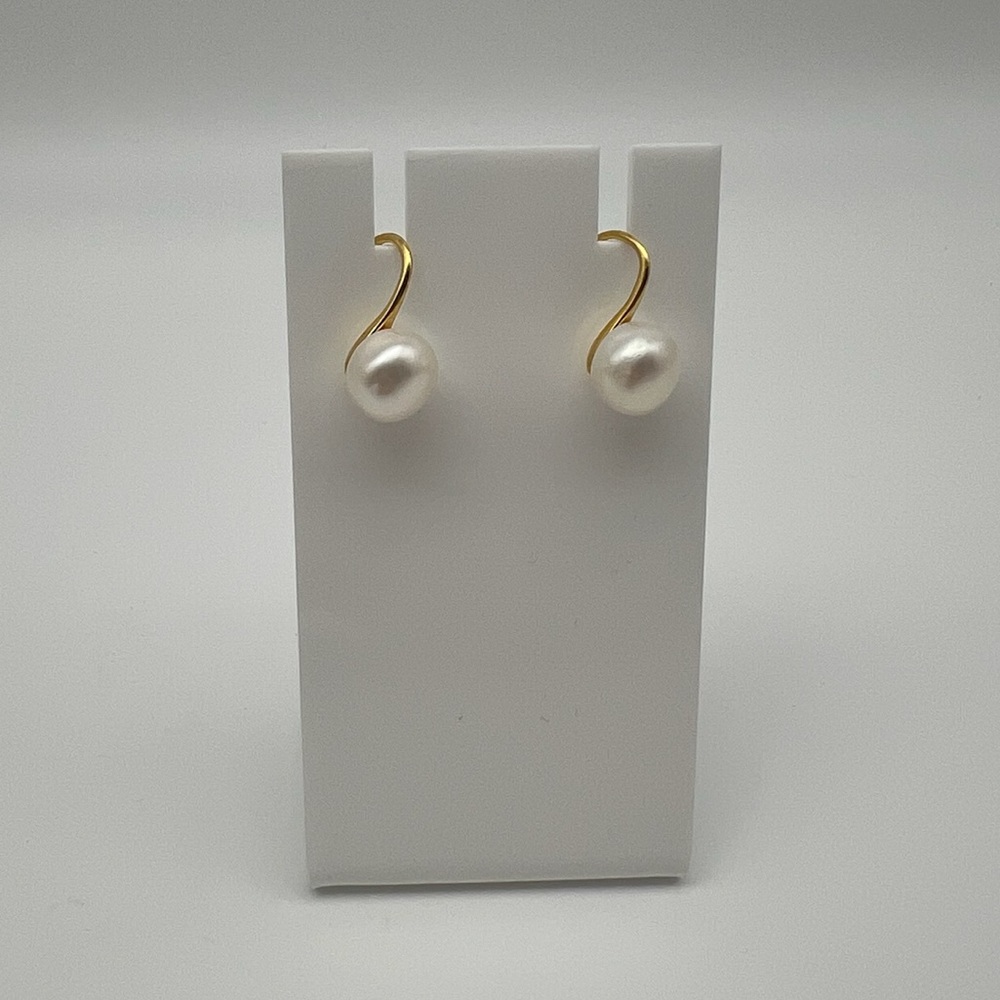 Elegant Gold and Pearl Earrings